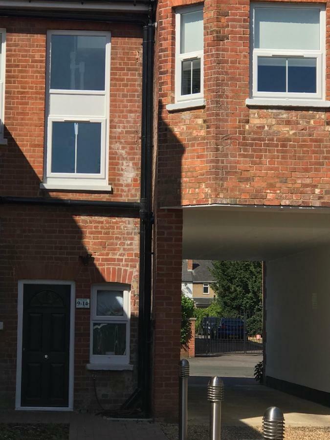 Berkshire Serviced Apartment Helena 12 レディング エクステリア 写真